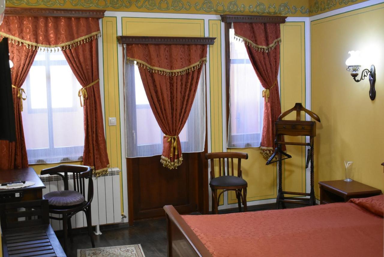 Family Hotel At Renaissance Square Plovdiv Eksteriør billede