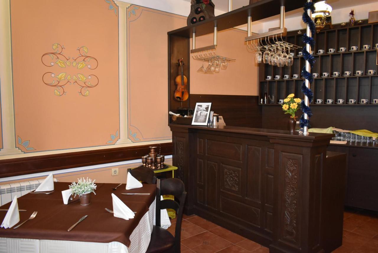 Family Hotel At Renaissance Square Plovdiv Eksteriør billede