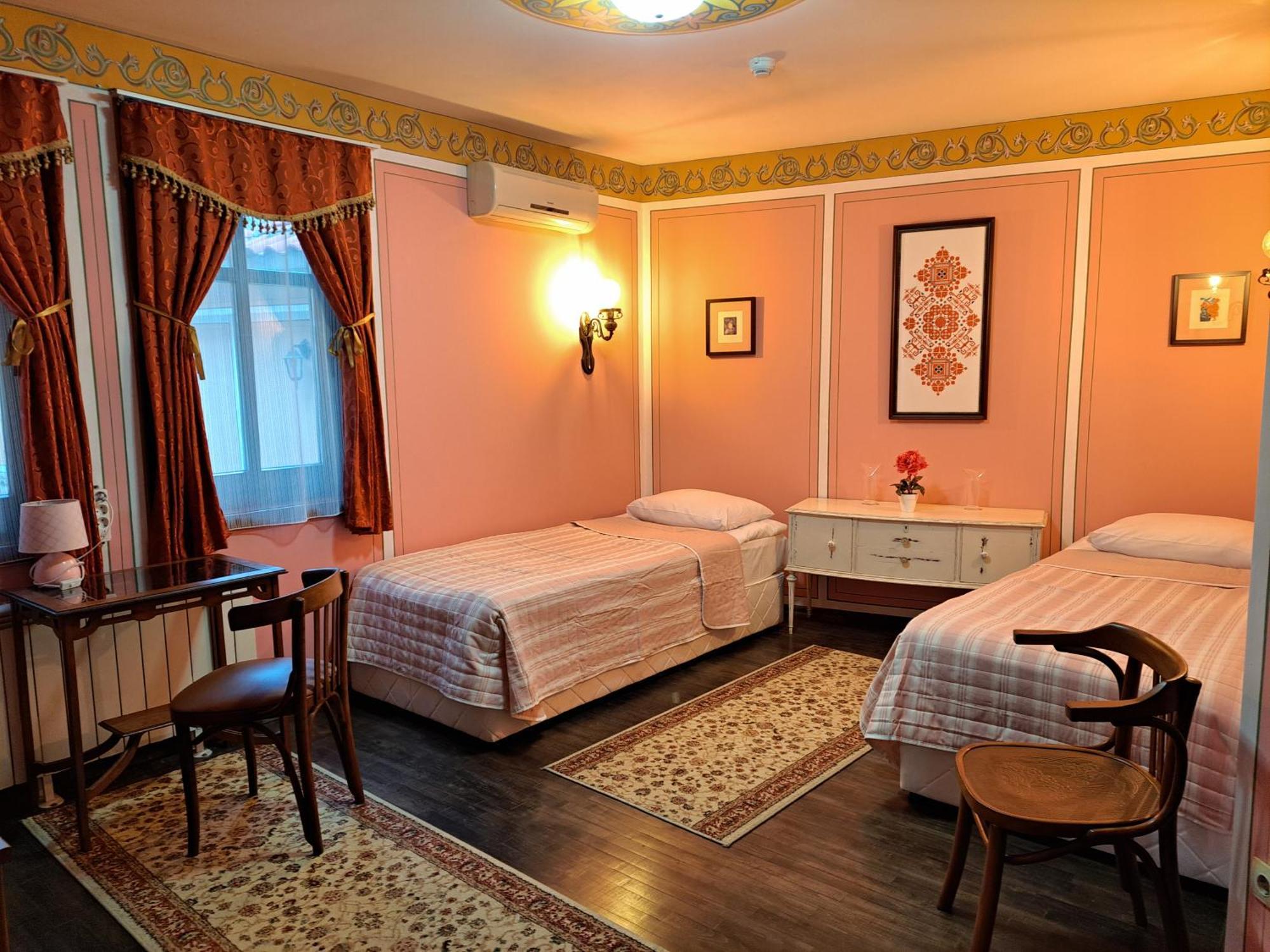 Family Hotel At Renaissance Square Plovdiv Eksteriør billede