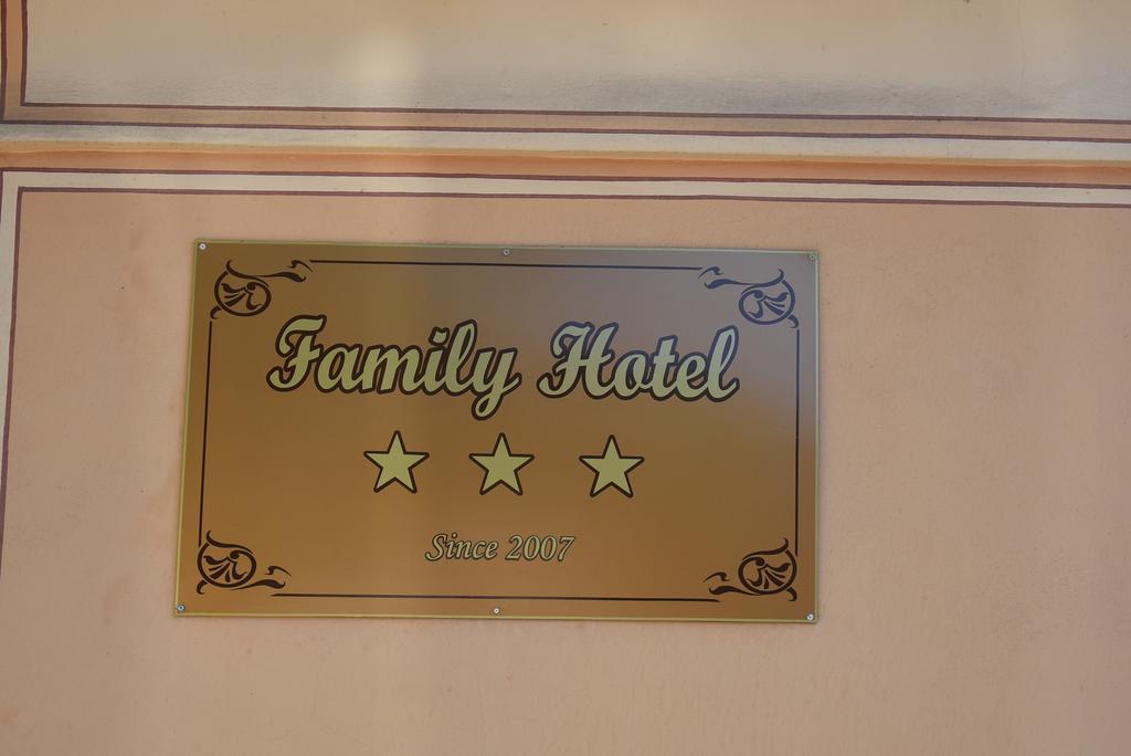 Family Hotel At Renaissance Square Plovdiv Eksteriør billede