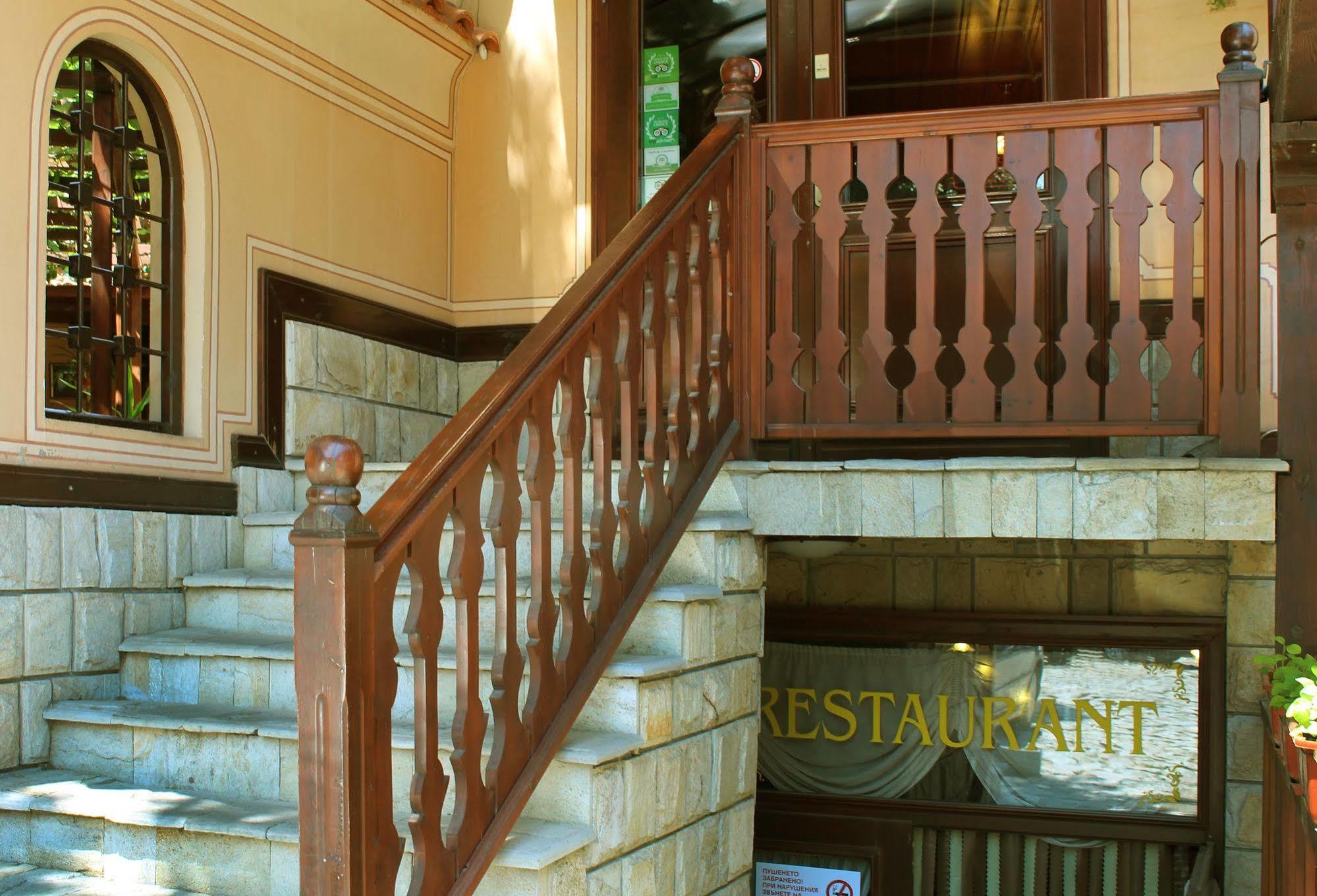 Family Hotel At Renaissance Square Plovdiv Eksteriør billede