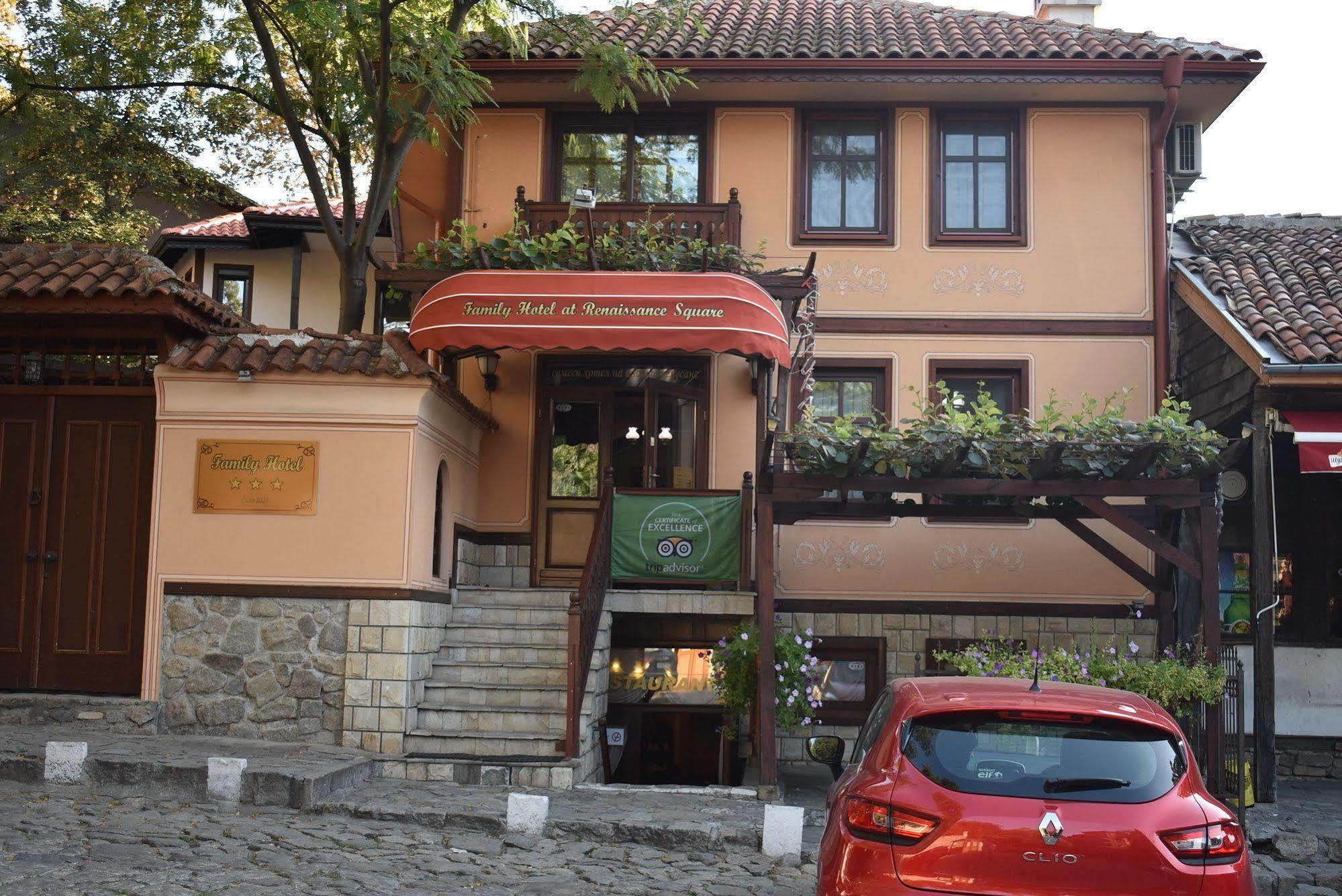 Family Hotel At Renaissance Square Plovdiv Eksteriør billede