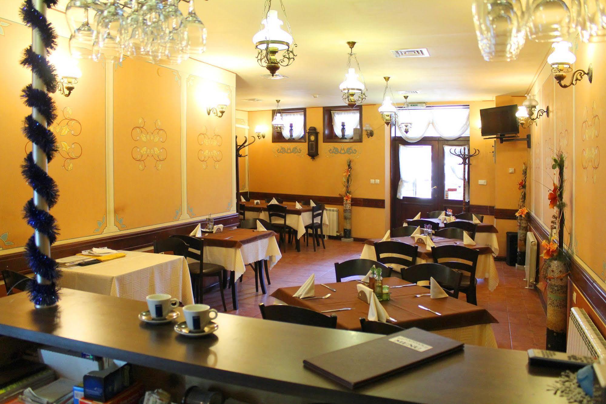 Family Hotel At Renaissance Square Plovdiv Eksteriør billede