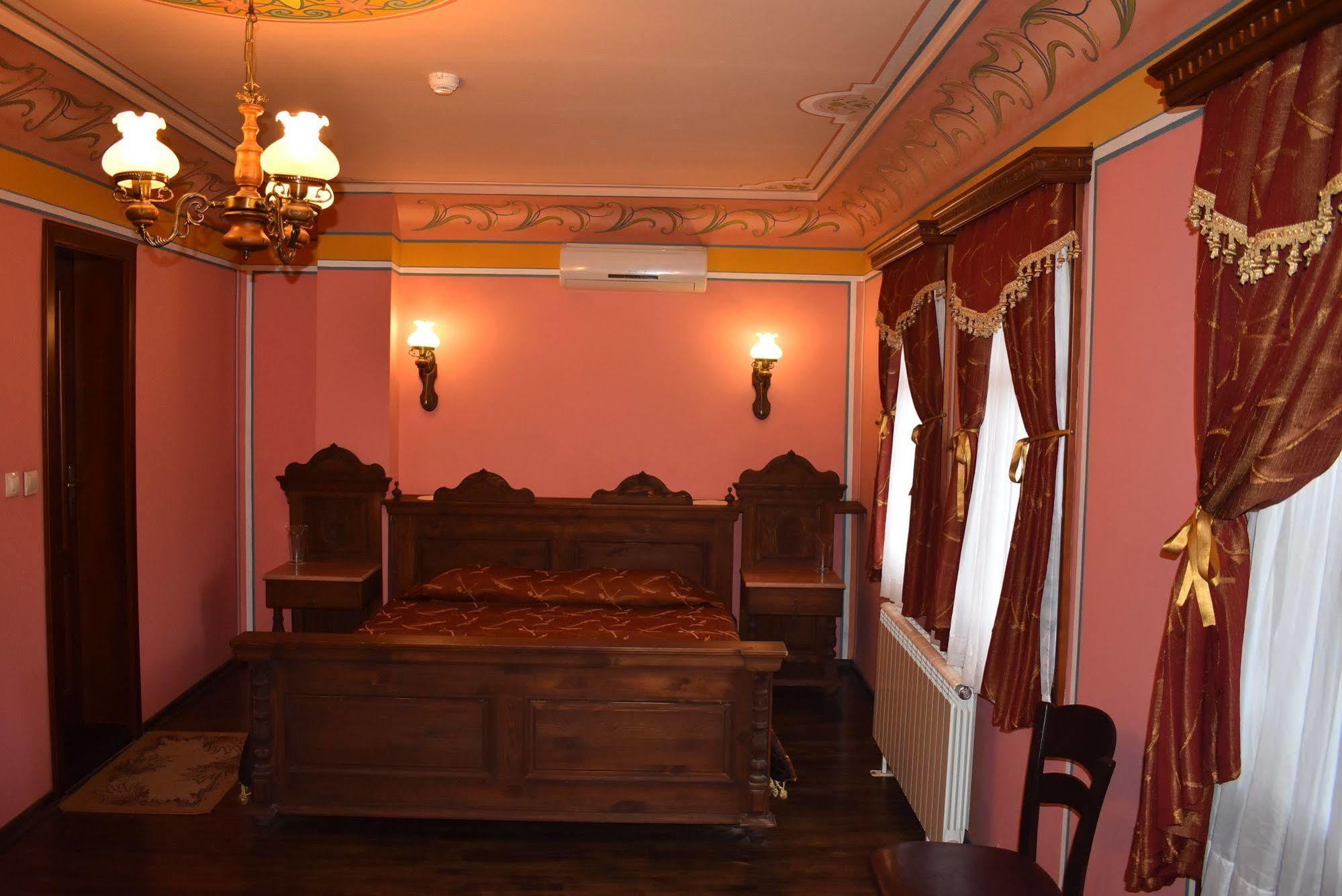 Family Hotel At Renaissance Square Plovdiv Eksteriør billede