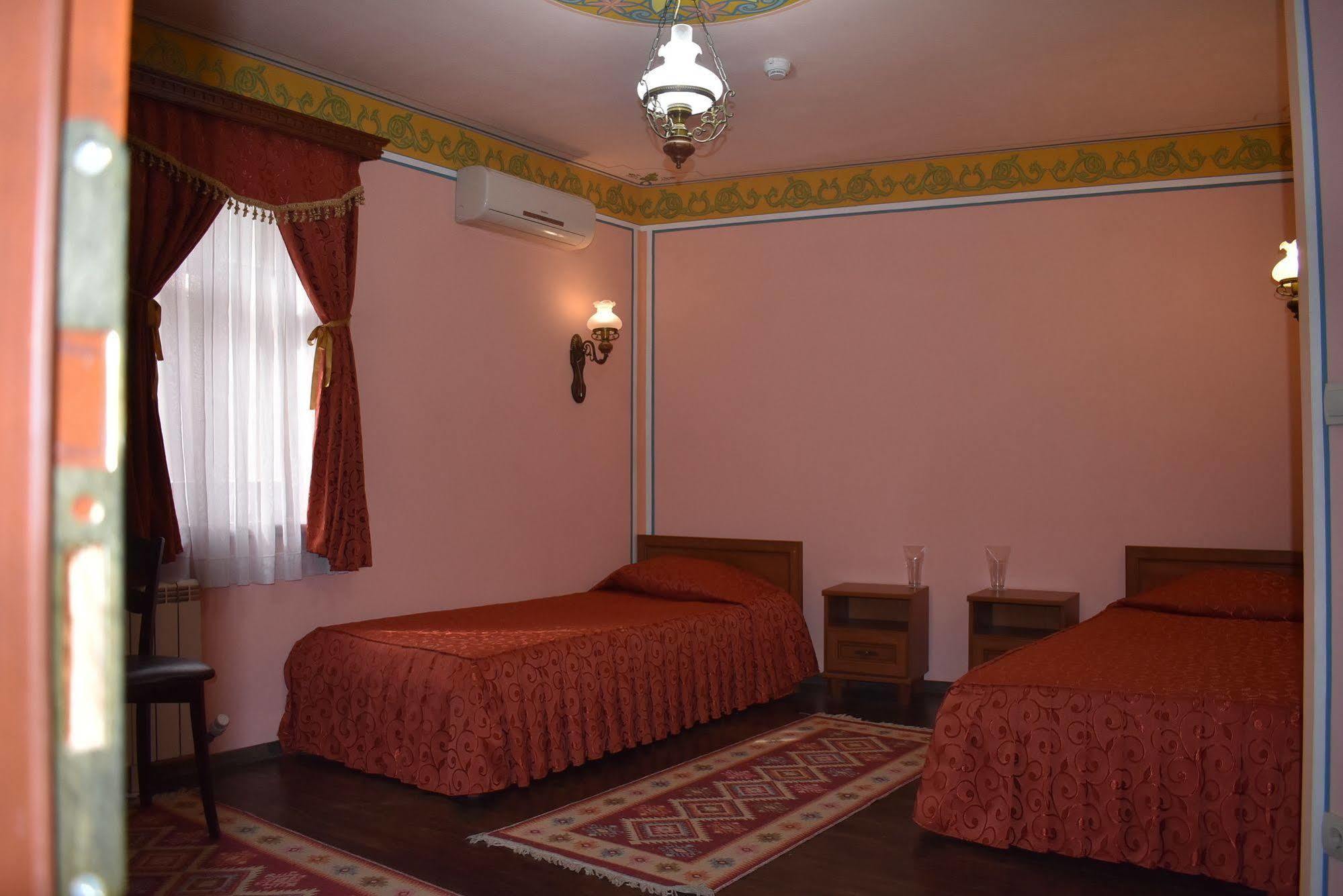 Family Hotel At Renaissance Square Plovdiv Eksteriør billede